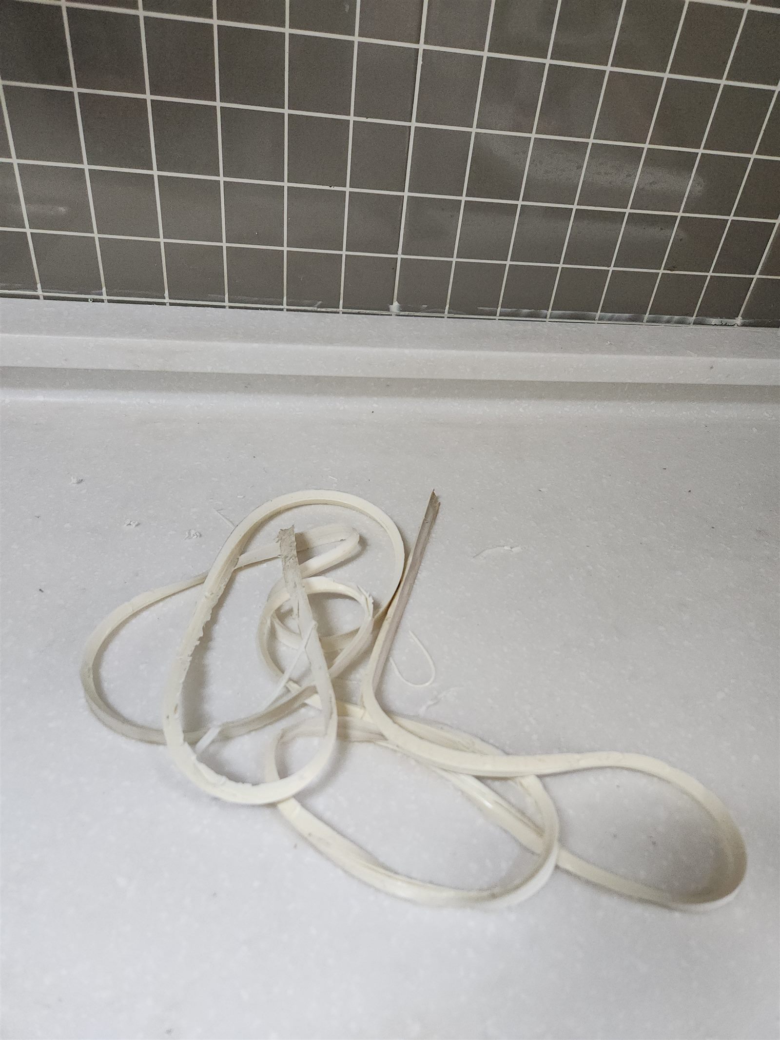 제거해서 돌돌 말린 싱크대 상판 가장자리 고무 마감재