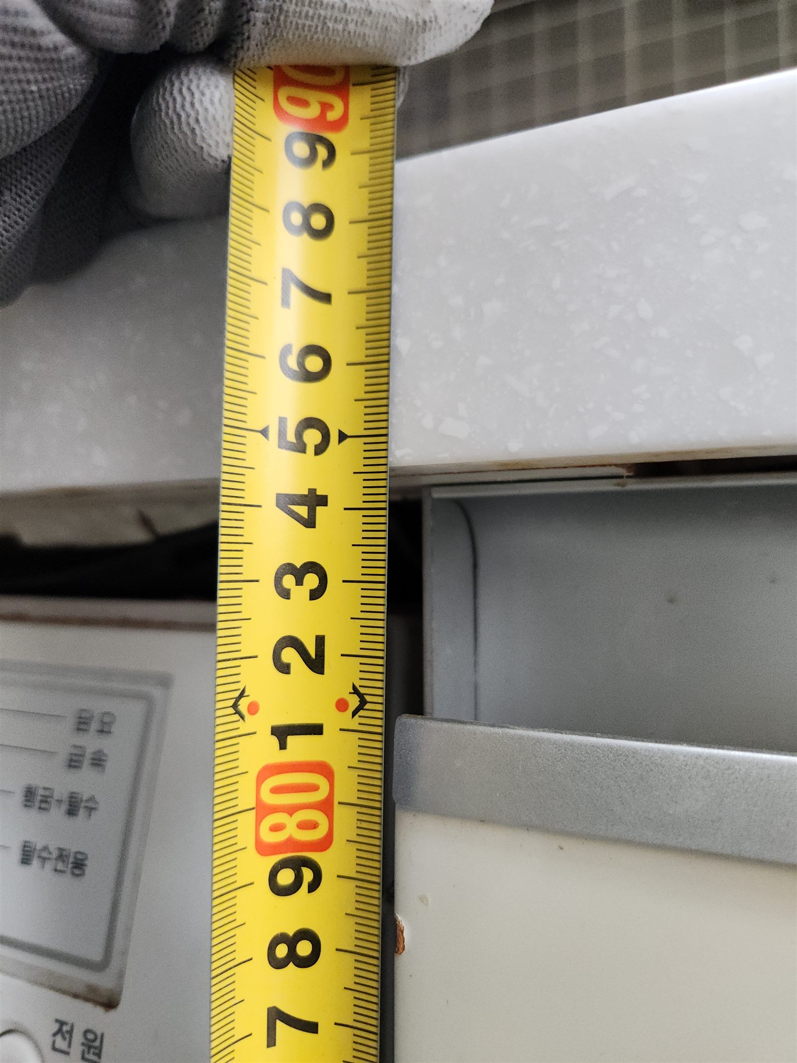 줄자로 확인한 새 싱크대 상판 높이 84.5cm