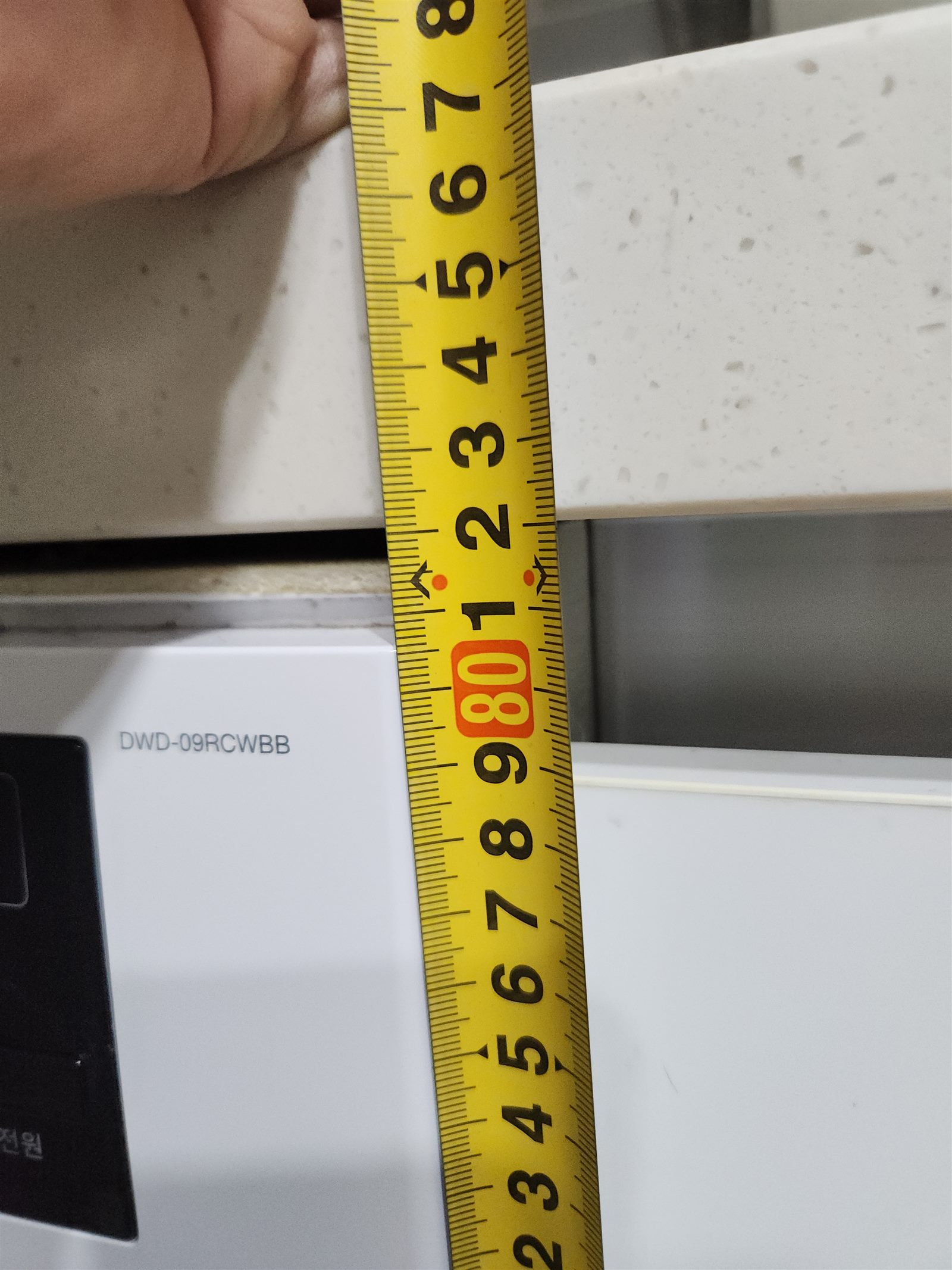 줄자로 잰 기존 싱크대 상판 높이 82cm