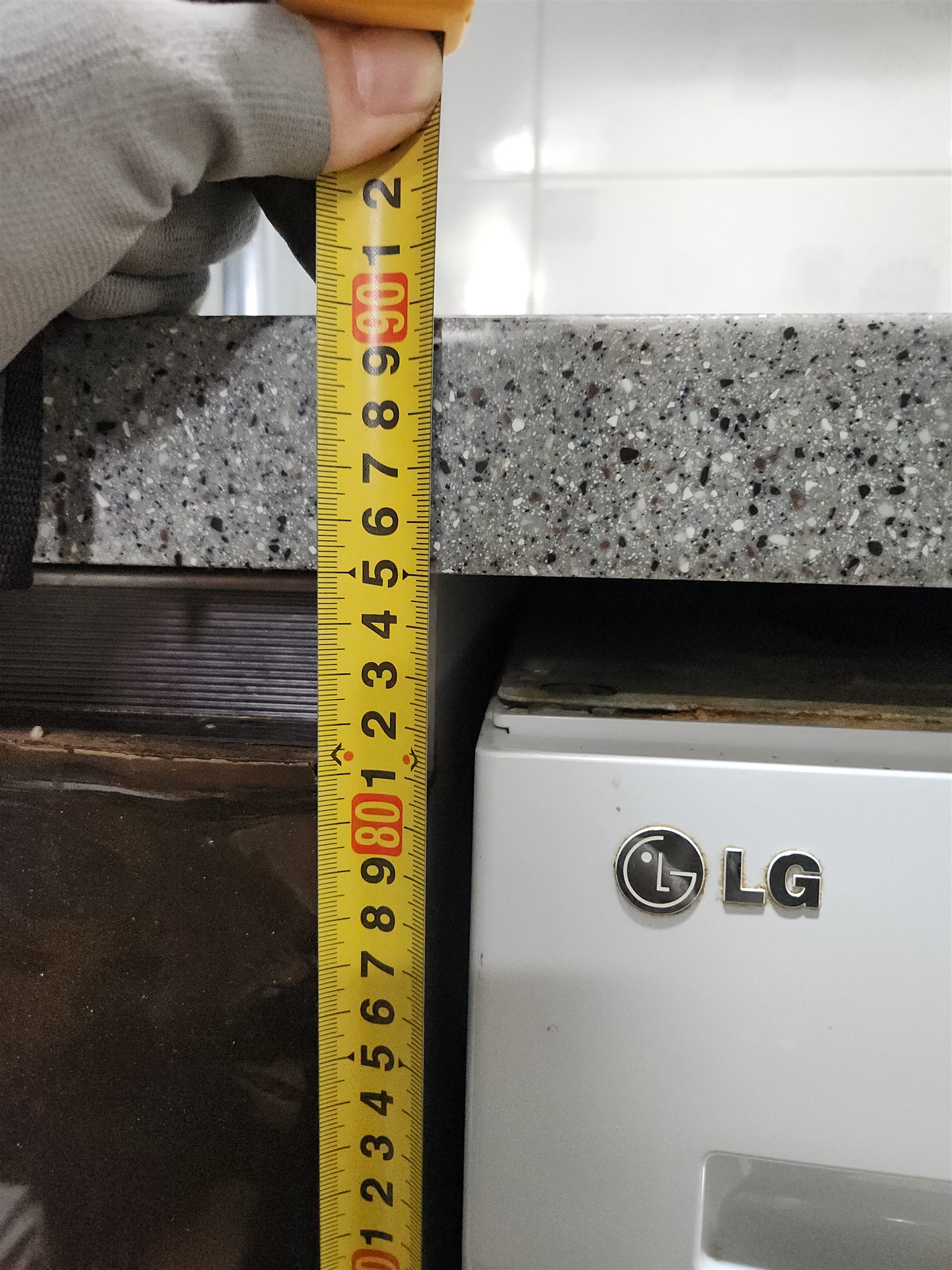 줄자로 확인한 새 싱크대 상판 높이 85cm